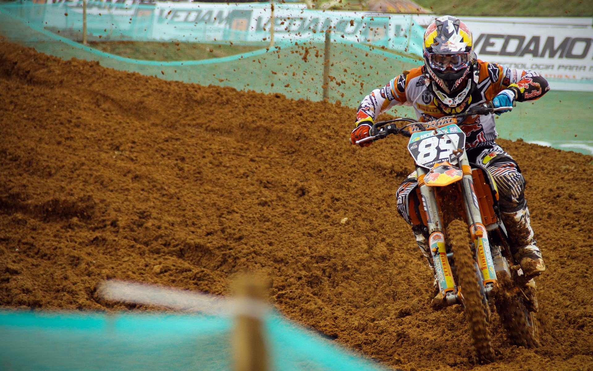 F1赛车赛场焦点！西班牙队对阵阿根廷队，意外判罚引发热议，比赛氛围紧张