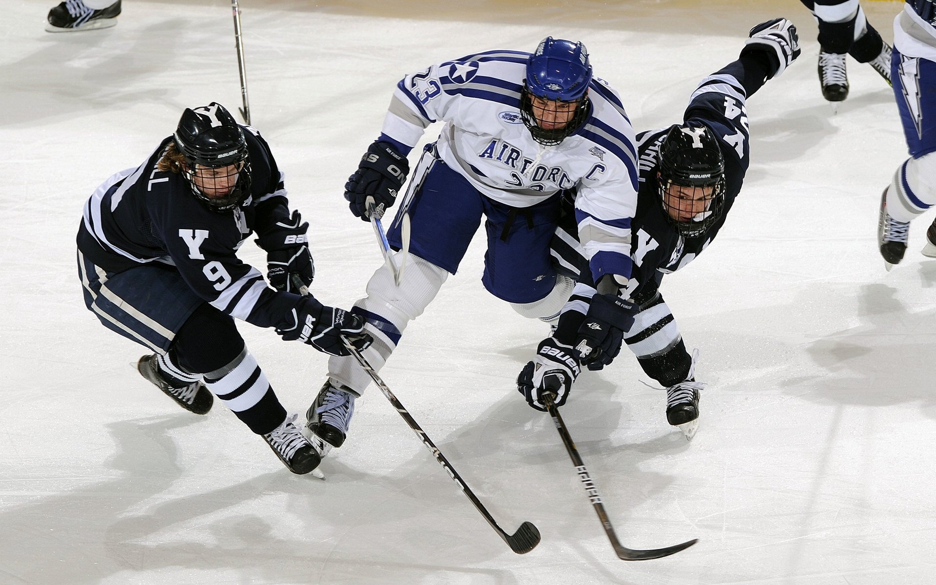 NBA常规赛八强战对决在即！丹佛掘金演练定位球，北京国安密集防守应对