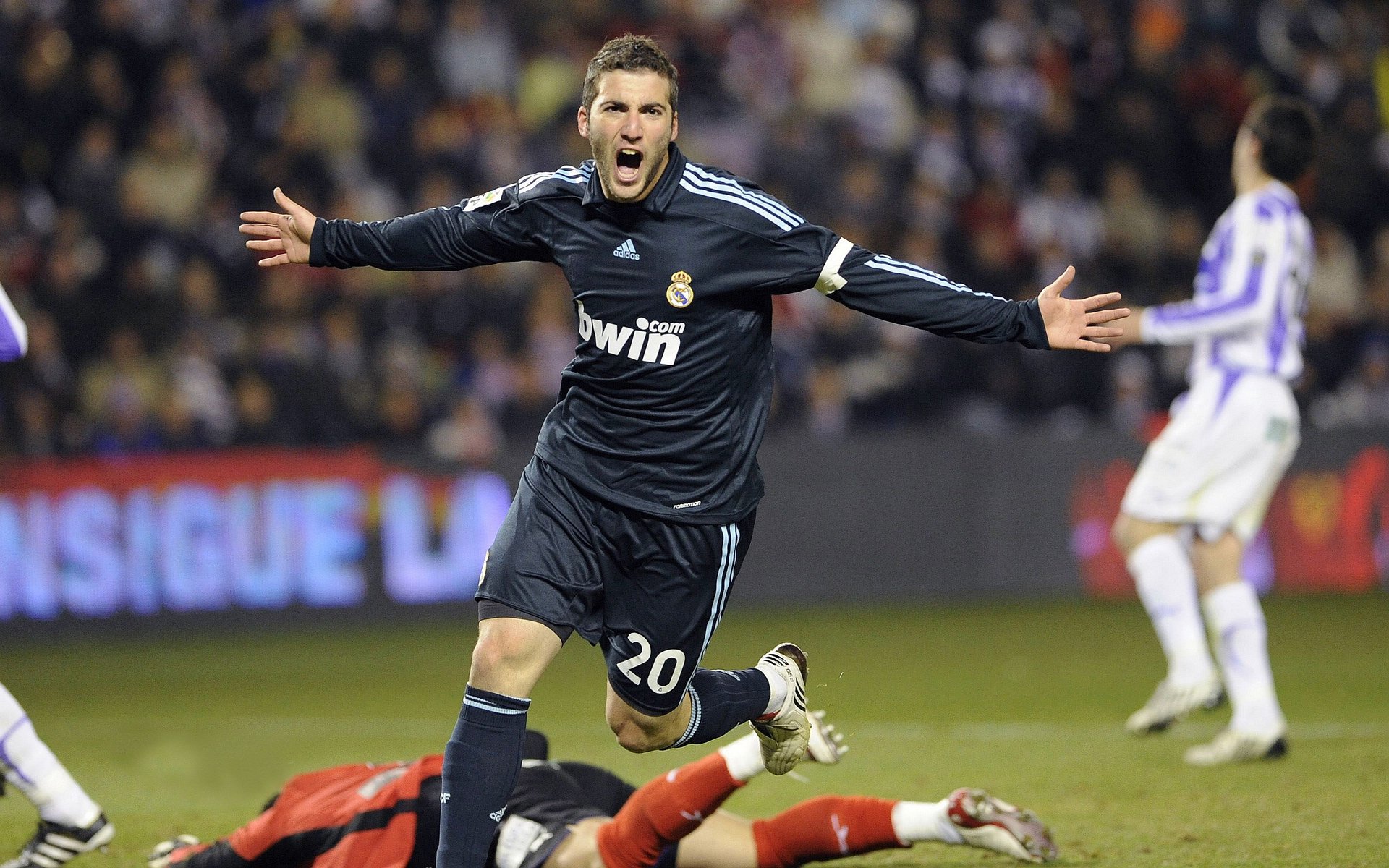 哈兰德回归赛场，比分优势明显首场状态亮眼，FPX观众沸腾！