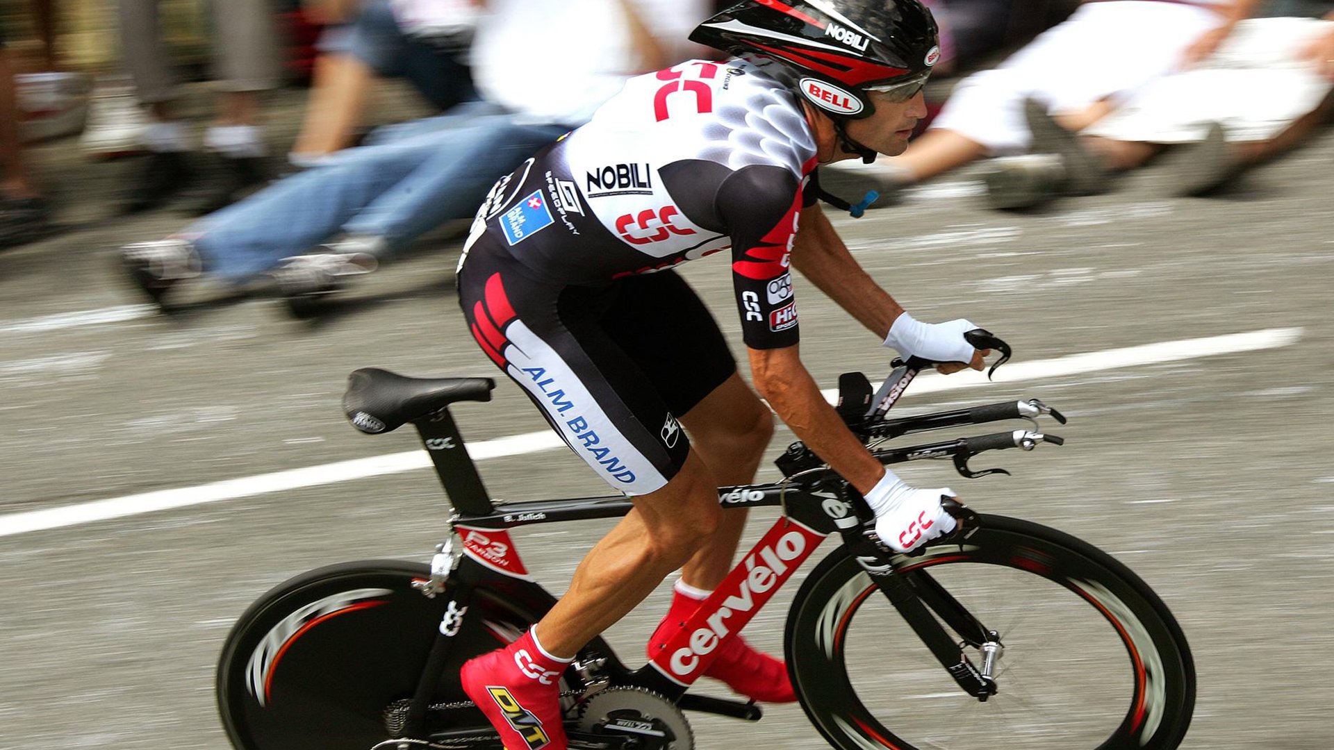 哈登在美国队比赛中突破纪录，出色防守引发热议！